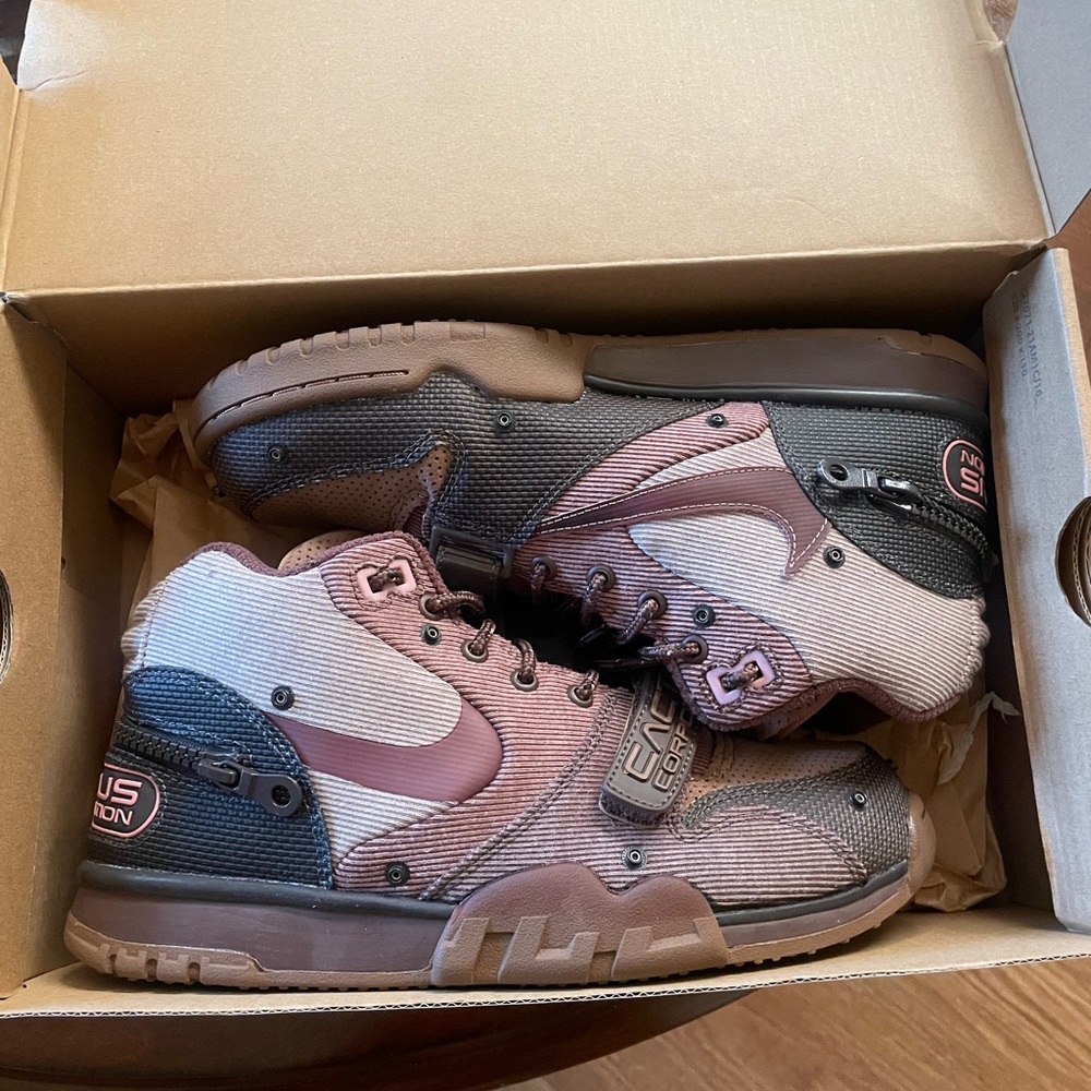 Travis Scott’s Nike size 7